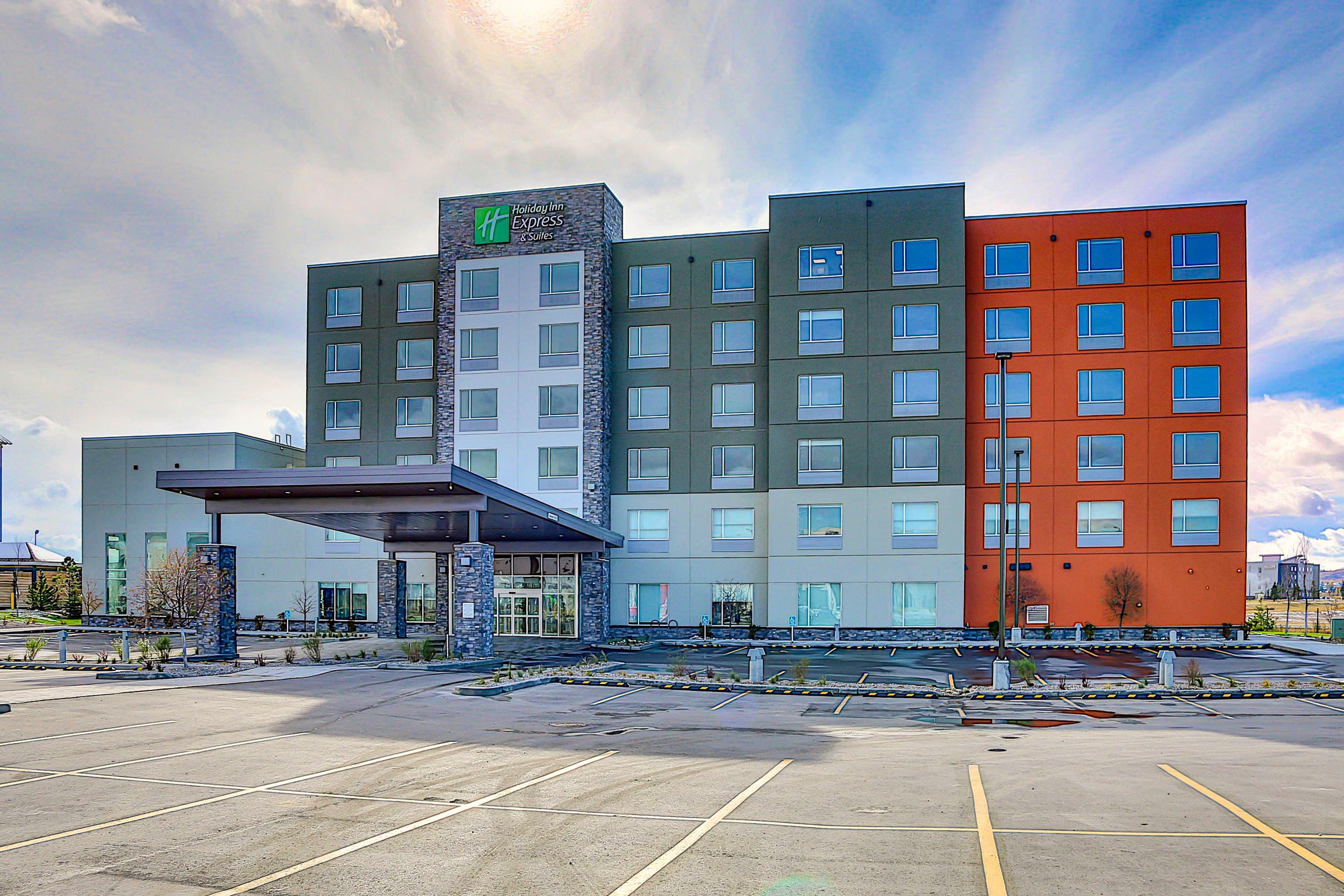 Holiday Inn Express & Suites - Calgary Airport Trail Ne, An Ihg Hotel Exterior photo